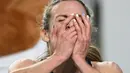 Ekspresi Alice Finot dari Prancis usai berhasil meraih medali perak dalam perlombaan final 3000m putri dalam Kejuaraan Atletik Indoor Eropa 2021 di Torun. (Foto: AFP/Sergei Gapon)