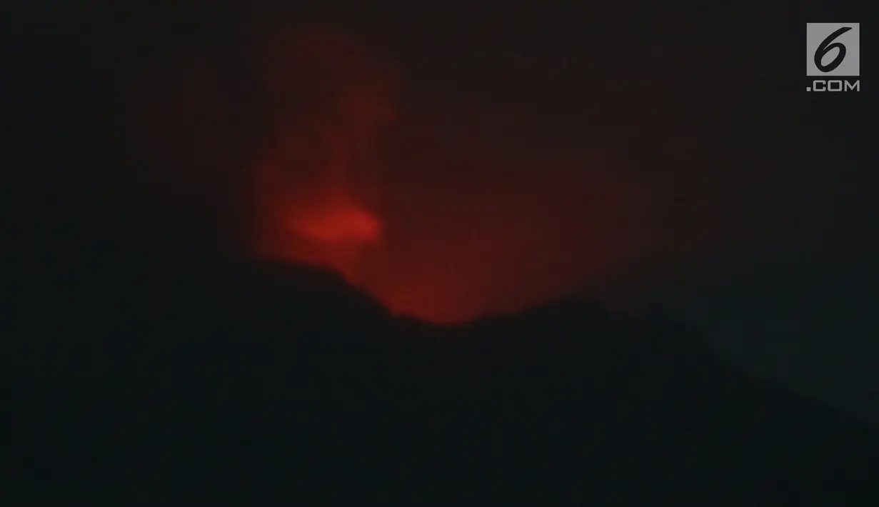 Sinar merah yang terlihat di puncak kawah Gunung Agung, di Karangasem, Bali, Minggu (26/11). Pusat Vulkanologi dan Mitigasi Bencana Geologi ( PVMBG) menaikkan status Gunung Agung dari level III (siaga) menjadi level IV (awas). (Liputan6.com/Andi Jatmiko)