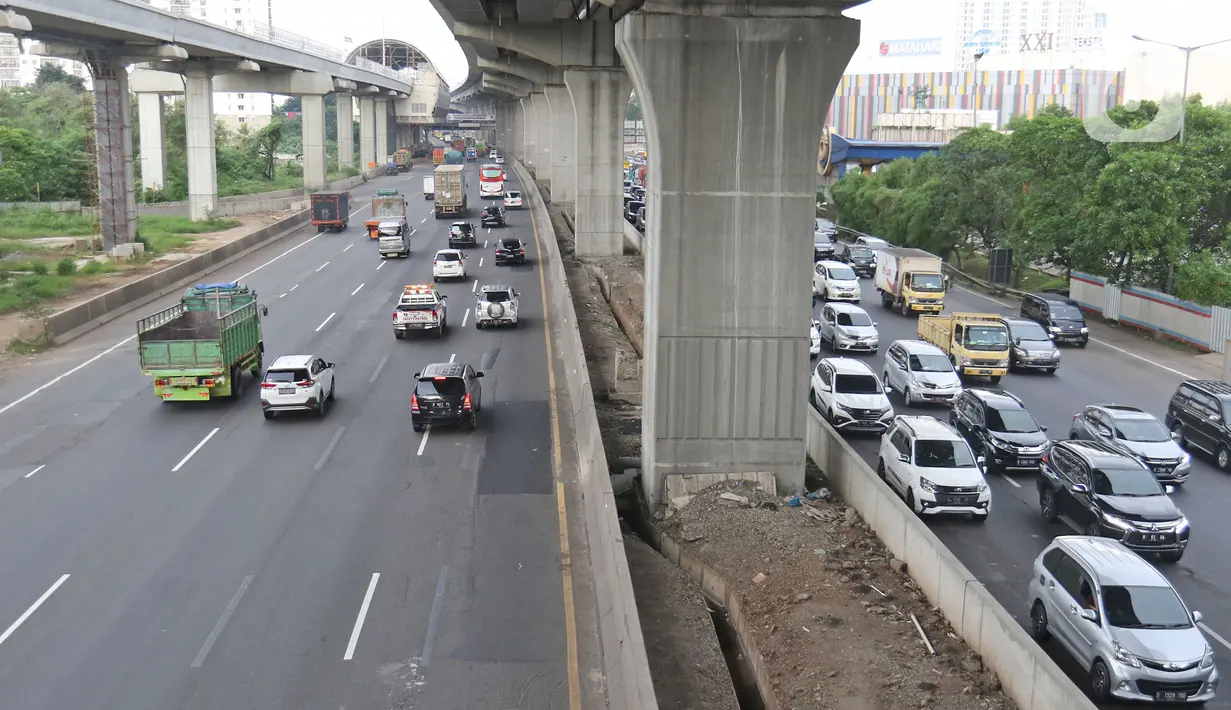 Suasana lalu lintas jalan tol Jakarta - Cikampek di kawasan Bekasi, Jawa Barat, Rabu (20/5/2020). H - 4 menjelang Lebaran, kondisi lalu lintas jalan tol Jakarta - Cikampek terlihat ramai lancar. (Liputan6.com/Herman Zakharia)