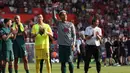 Striker Liverpool, Roberto Firmino memberi hormat kepada para fans usai laga pekan terakhir Liga Inggris 2022/2023 menghadapi Southampton di St Mary's Stadium, Southampton, Minggu (28/5/2023) malam WIB. (AFP/Adrian Dennis)