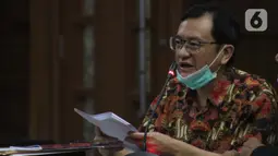 Terdakwa kasus dugaan korupsi di PT Asuransi Jiwasraya dari kalangan pengusaha, Benny Tjokrosaputro saat menjalani sidang lanjutan di Pengadilan Tipikor Jakarta, Senin (6/7/2020). Sidang mendengar keterangan saksi. (Liputan6.com/Helmi Fithriansyah)