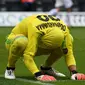 Reaksi kiper AC Milan Gianluigi Donnarumma saat gawangnya dibobol striker Lazio Ciro Immobile pada laga Serie A di Stadion Olimpico, Roma, Minggu (10/9/2017). (AFP/Vincenzo Pinto)