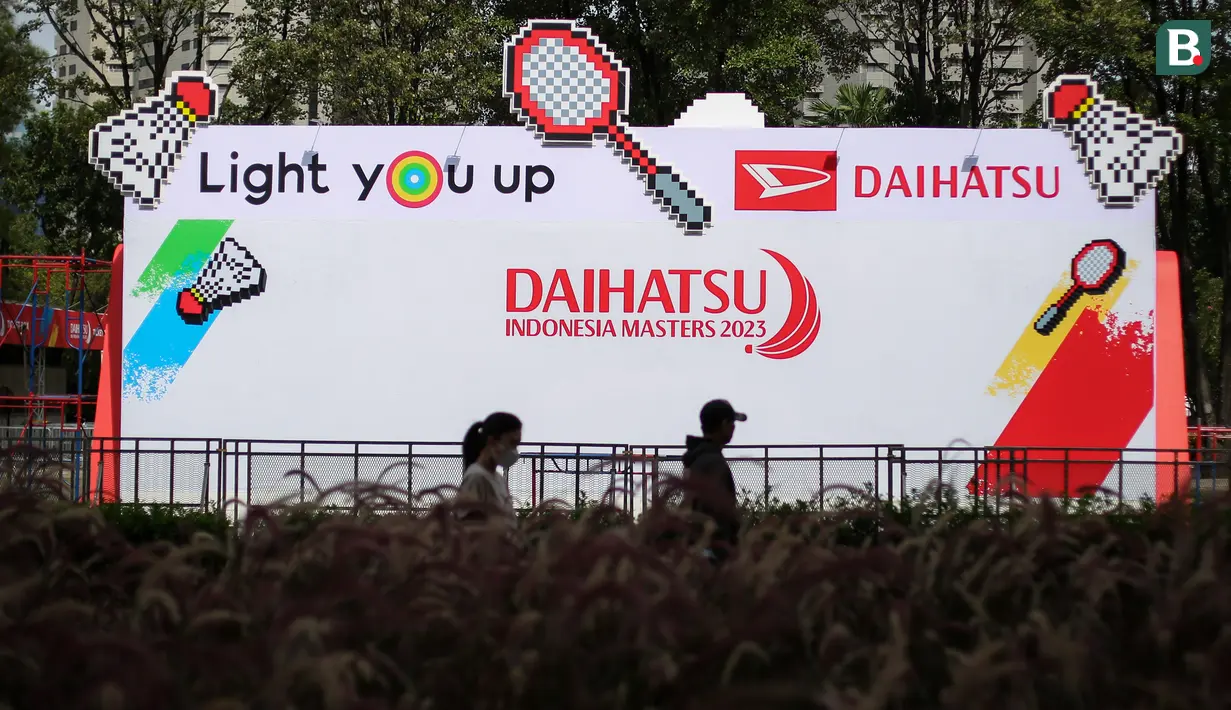 <p>Panitia melewati booth yang berada di suasana Istora Senayan, Jakarta menjelang Indonesia Masters 2023 pada Senin (23/01/2023). Ajang ini nantinya akan berlangsung dari 24 hingga 29 Januari 2023. (Bola.com/Bagaskara Lazuardi)</p>