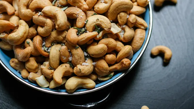 Kacang mete juga bisa menjadi senjata dalam menurunkan kolesterol jahat. (Foto: Unsplash/Jenn Kosar)