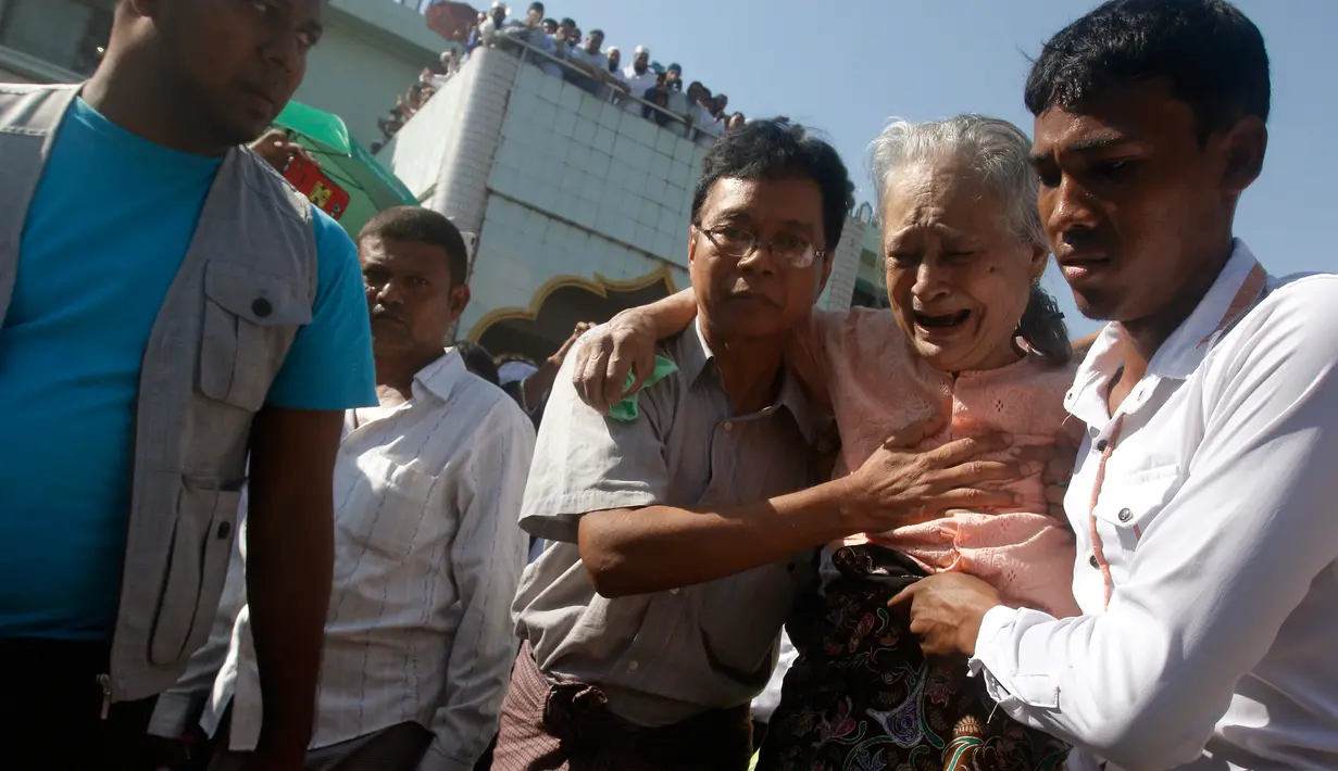 Tin Tin Aye ibu dari pengacara Ko Ni menangis saat pemakaman anaknya di Yangon, Myanmar (30/1). Ko Ni adalah salah seorang figur Muslim ternama di negara yang mayoritasnya beragama Buddha itu. (AP Photo / Thein Zaw)