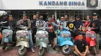 Klub skuter dari Bali, SSC yang anggotanya mantan kiper Arema, Kadek Wardana foto di depan kantor manajemen Arema. (Bola.com/Iwan Setiawan)
