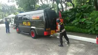 Ada ancaman bom, tim gegana sisir Balai Kota (Liputan6.com/Delvira Hutabarat)