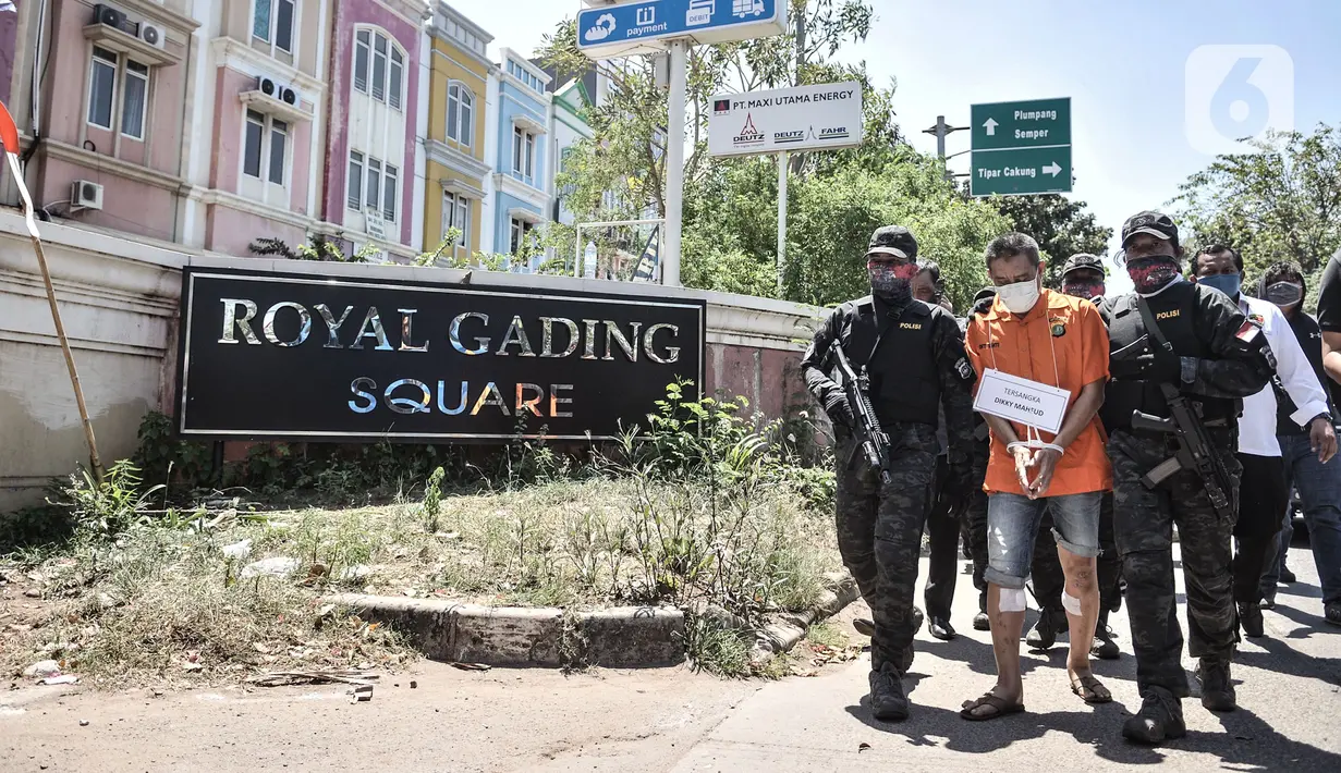 Tersangka dihadirkan saat rekonstruksi kasus pembunuhan Sugianto (51) di ruko Royal Gading Square, Kelapa Gading, Jakarta, Selasa (25/8/2020). Rekonstruksi melibatkan 12 tersangka termasuk NL, karyawati korban yang berperan sebagai dalang pembunuhan. (merdeka.com/Iqbal S. Nugroho)