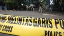 Petugas memasang garis polisi di TKP terjadinya teror di Cikokol, Tangerang, Banten, Kamis (20/10). Dalam aksi teror tersebut pelaku yang diduga simpatisan ISIS melakukan penusakan terhadap Kapolsek Tangerang. (Liputan6.com/Stringer)