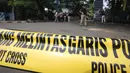 Petugas memasang garis polisi di TKP terjadinya teror di Cikokol, Tangerang, Banten, Kamis (20/10). Dalam aksi teror tersebut pelaku yang diduga simpatisan ISIS melakukan penusakan terhadap Kapolsek Tangerang. (Liputan6.com/Stringer)