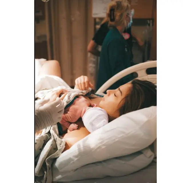 6 Potret Nikita Willy dan Indra Priawan Peluk Baby Izz, Wajah Langsung Diungkap
