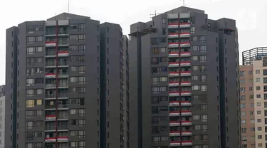 Ratusan bendera Merah Putih terpasang pada balkon Apartemen Taman Rasuna, Kompleks Epicentrum, Jakarta, Sabtu (12/8/2023). (merdeka.com/Imam Buhori)