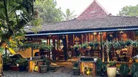 Bangunan joglo tradisional Jawa di restoran Warisan by Lordji. (Dok. Instagram/@hellocoffeespace)