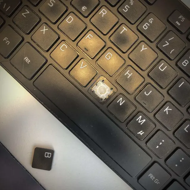 7 Momen Apes Lagi Kerja di Kantor yang Bikin Malas