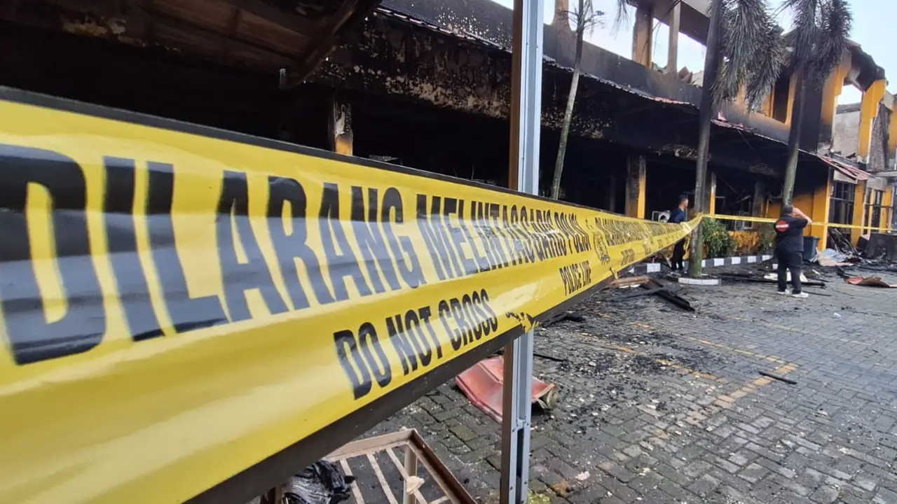 Kondisi Kantor Disnaker Riau di Pekanbaru usai mengalami kebakaran hebat.