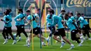 <p>Para pemain Villarreal melakukan pemanasan saat mengikuti sesi latihan di tempat latihan Ciutat Esportiva Vila-Real di Vila-Real , Spanyol, Selasa (26/4/2022). Villarreal akan bertanding melawan wakil Inggris, Liverpool pada leg pertama semifinal Liga Champions di Stadion Anfield, Kamis (28/4/2022) dini hari WIB. (AFP/Jose Jordan)</p>
