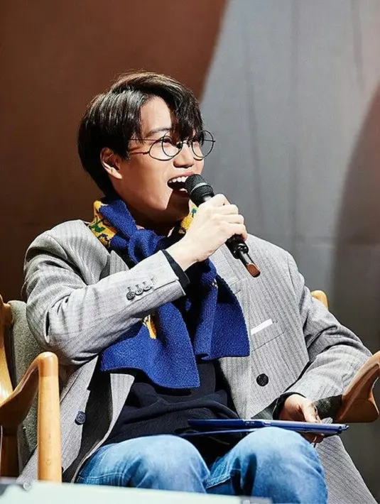 Tak hanya mengobrol, Kai EXO juga menyanyikan lagu selamat ulang tahun bersama para penggemarnya. (Foto: instagram.com/kaikim.kji)