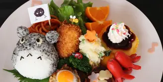 Bento berbentuk Totoro ini pasti akan membuatmu semangat untuk menyantap menu makan siangmu. (shutterstock/LinaJapanphoto63)