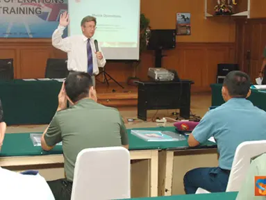 Citizen6, Jakarta: Pelatihan Operasional Media, dihadirkan pula trainers dari Sundhurst Royal Military Academy Inggris yaitu Mr. Ronald Leonardo Mc Court dan Mr Simon Patric Taylor. (Pengirim: Badarudin Bakri).
