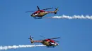 Tim aerobatik Angkatan Udara India, Sarang, terbang dalam formasi pada hari keempat Aero India 2023 di pangkalan udara Yelahanka, Bengaluru, India, 16 Februari 2023. Aero India adalah acara dua tahunan dengan demonstrasi terbang oleh tim stunt dan militer serta komersial paviliun tempat perusahaan penerbangan memamerkan produk dan teknologinya. (AP Photo/Aijaz Rahi)