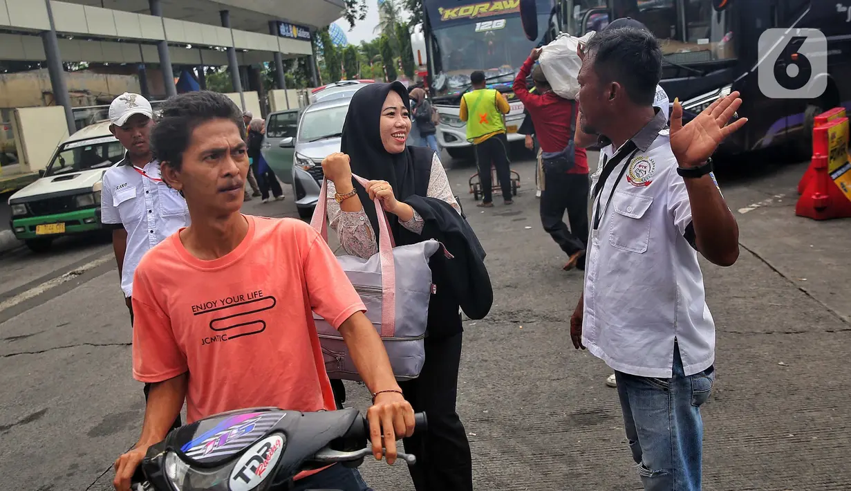 Terminal Kalideres Jakarta Barat melayani pemudik untuk tujuan berbagai kota di Pulau Jawa dan Sumatera. (Liputan6.com/Angga Yuniar)