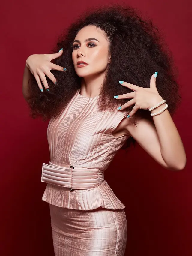 6 Gaya Pemotretan Wulan Guritno dengan Style Ala 60-an, Curi Perhatian