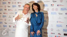 Sophie Marceau, aktris Prancis yang memerankan kekasih James Bond dalam film The World is Not Enough, berfoto bersama Chef Alain Passard (kiri) saat menghadiri gala dinner Prancis-Indonesia di Jakarta, Minggu (20/3). (Liputan6.com/Johan Tallo)