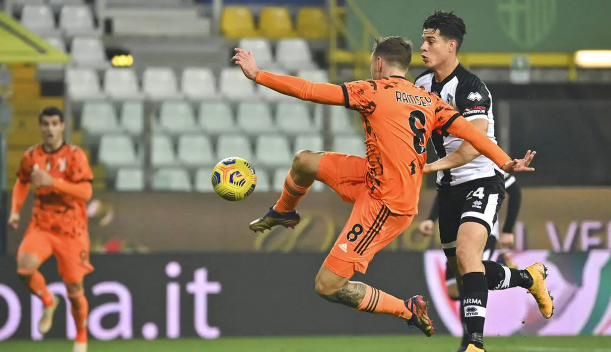 Gelandang Juventus, Aaron Ramsey, melepaskan tendangan saat melawan Parma pada laga Liga Italia di Stadion Ennio Tardini, Minggu (20/12/2020). Juventus menang dengan skor 4-0. (Massimo Paolone/LaPresse via AP)