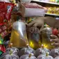 Pedagang tengah menata minyak curah yang dijual di pasar di Kota Tangerang, Banten, Kamis (25/11/2021). Hal ini dilakukan untuk mengantisipasi adanya lonjakan harga di komoditas minyak goreng. (Liputan6.com/Angga Yuniar)