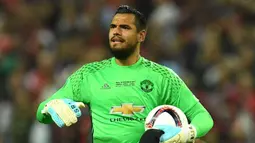 Sergio Romero. Kiper Argentina berusia 35 tahun ini didatangkan Manchester United dari Sampdoria dengan status bebas transfer pada awal musim 2015/2016 setelah membela Il Samp selama 4 musim dan sempat dipinjamkan juga ke AS Monaco selama 1 musim pada 2013/2014. Awalnya ia diplot sebagai pelapis David De Gea di bawah mistar gawang MU namun akhirnya tergusur oleh kehadiran Dean Henderson yang kembali dari masa peminjaman bersama Sheffield United pada 2020/2021. Ia pun hengkang dari MU pada awal musim 2021/2022 setelah total tampil dalam 61 laga di semua ajang dengan torehan 39 kali clean sheet dan kebobolan 27 gol. (AFP/Paul Ellis)