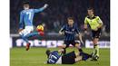 Pemain Inter Milan, Marcelo Brozovic berebut bola dengan pemain Napoli, Jose Callejon  pada lanjutan liga Italia Serie A di Stadion San Paolo, Naples, Selasa(1/12/2015) dini hari WIB. Napoli menang 2-1. (REUTERS/Ciro De Luca)   REUTERS/Ciro De Luca