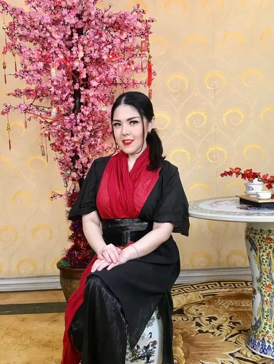 Tina Toon berikan sentuhan merah pada dress hitam yang dikenakannya. Aksen belt hitam bikin Tina Toon terlihat lebih ramping [@tinatoon101]