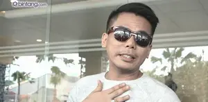 Robby Abbas mengaku ditarik ke mobil Nikita Mirzani yang sedang parkir. Lalu di dalam mobil, ia mengaku dilabrak dengan Nikita Mirzani.