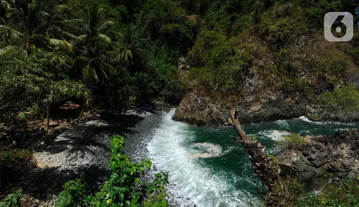 Bukan hanya panoramanya yang indah, pengunjung juga bisa menikmati nyanyian alam dan semilir angin serta suasana pantai. (merdeka.com/Arie Basuki)