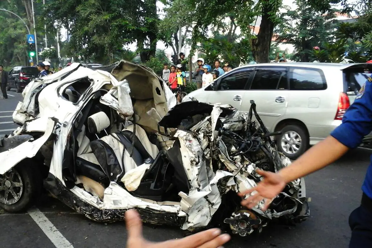 Kereta tabrak mobil