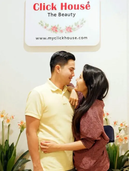 "Jadi aku pengin nasi goreng tektek yang di abang gerobak dorong ya. Terus kan suka ada bumbu uleknya, nah minta tambahin Rp 5.000 ya, itu random banget sih," kata Ardina Rasti di Epicentrum, Kuningan, Jakarta Selatan, Senin (16/7) dilansir dari Liputan6.