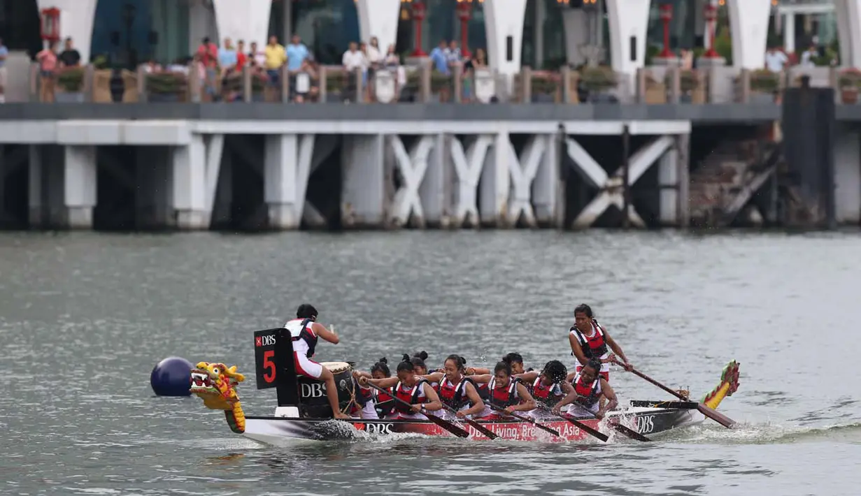 Tim putri Indonesia meraih medali emas saat berlomba di nomor 12 Kru 200m Perahu Naga SEA Games 2015 di Marina Bay, Singapura. Sabtu (6/6). (Bola.com/Arief Bagus)