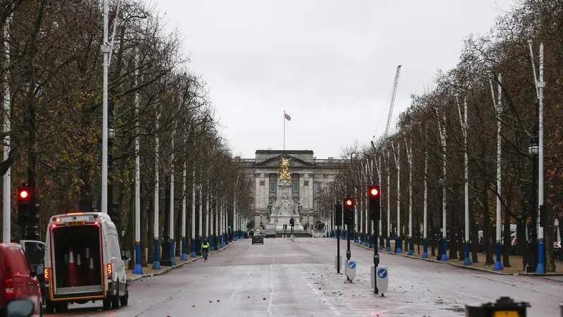 FOTO: Warga Inggris Berperilaku Seolah Terjangkit COVID-19, Jalanan London Sepi