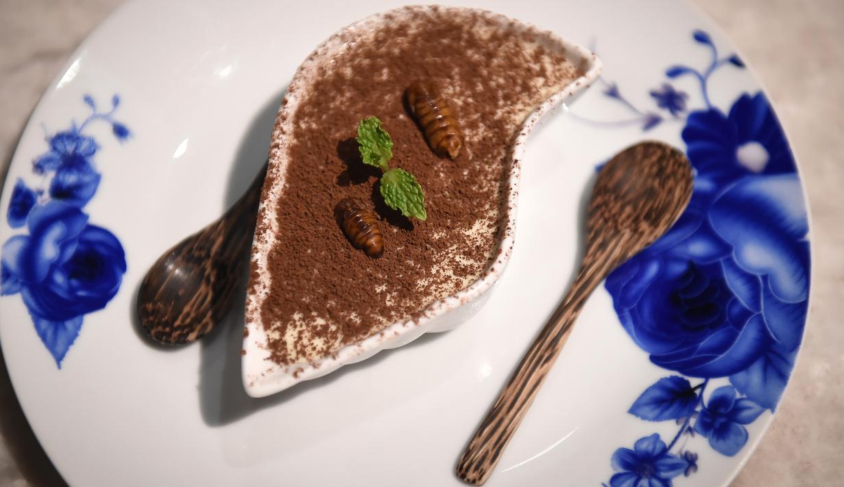Tiramisu dengan hiasan ulat sutera terlihat ketika dihidangkan di restoran Insects in the Backyard, Bangkok, 20 Agustus 2017. Restoran kelas atas ini menjadi yang pertama membuka menu hidangan makanan dengan kombinasi serangga. (LILLIAN SUWANRUMPHA/AFP)