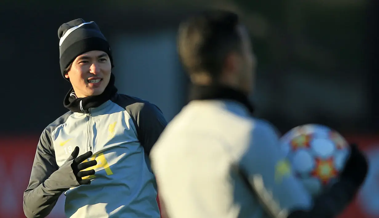 Gelandang Liverpool Takumi Minamino (kiri) menghadiri sesi latihan di tempat latihan mereka di Liverpool, Senin (7/3/2022). Liverpool akan menyambut Inter Milan pada babak 16 besar Liga Champions di Anfield pada Rabu, 9 Februari 2022 dini hari WIB. (Lindsey Parnaby / AFP)