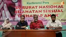 Rizal menemui Ketua Komnas Perlindungan Anak, Arist Merdeka Sirait dengan ditemani beberapa saudaranya Halimah (berkerudung) dan Rifki Thalib (ujung kanan). Konferensi pers pun digelar untuk memaparkan kasus yang menimpa MR (Liputan6.com/ Helmi Fithriansy