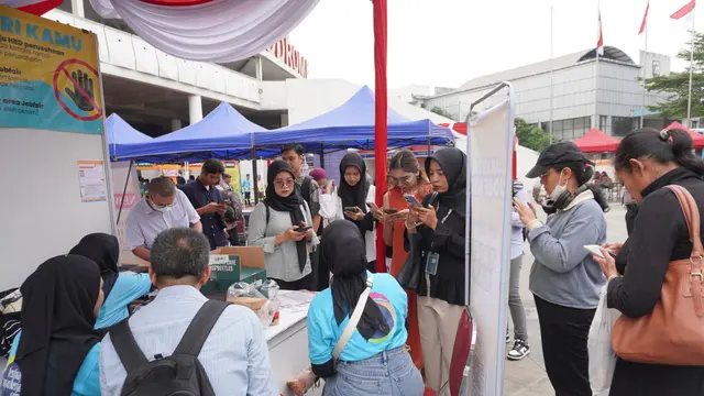 Sejumlah anak muda terlihat antre di depan stan-stan perusahaan yang membuka lowongan pekerjaan di Jakarta Job Festival (Jobfest) 2025 (Liputan6.com/Winda Nelfira)