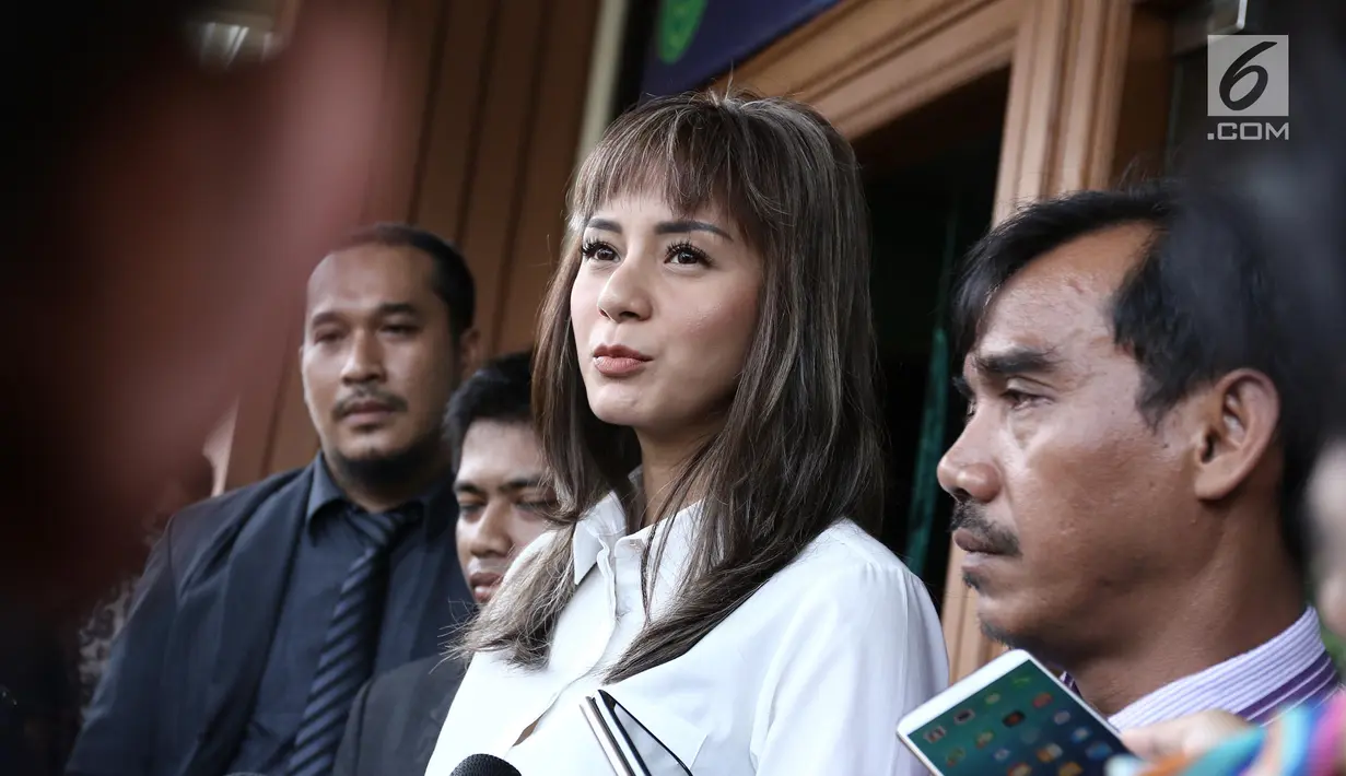 Pemain sinetron Kirana Larasati saat diwawancari oleh wartawan di Pengadilan Negeri Jakarta Selatan, Kamis (18/5). Kirana Larasati menjalankan sidang perdana cerai tanpa dihadiri suaminya Tama Gandjar dengan agenda mediasi. (Liputan6.com/Herman Zakharia)