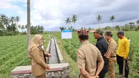 Bupati Ipuk saat meninjau pelaksanaan pembangunan infrastruktur pengairan di Desa Gendoh dan Temuguruh, Kecamatan Sempu