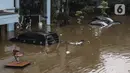 Sejumlah kendaraan terendam banjir di kawasan Tendean Jakarta, Sabtu (20/2/2021). Curah hujan yang tinggi menyebabkan banjir setinggi orang dewasa di kawasan Tendean. (Liputan6.com/Johan Tallo)
