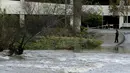 Seorang petugas melihat air yang merendam jalanan sekitar di California, Rabu (6/1/2016). Badai El Nino melanda wilayah selatan California dengan membawa hujan deras ke kawasan yang sempat dilanda kekeringan. (REUTERS/Mike Blake)