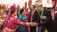Putra Presiden RI ke-6 SBY, Agus Harimurti Yudhoyono atau AHY bersalaman dengan Menko PMK, Puan Maharani usai Upacara HUT ke-74 RI di Istana Merdeka, Jakarta, Sabtu (17/8/2019). AHY dan Annisa tampil berbaju adat Sumbar dan Kebaya. (Liputan6.com/HO/Anung Aninditio)
