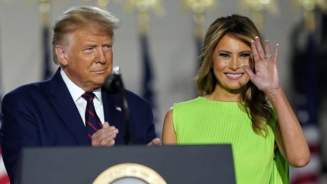 Presiden Amerika Serikat Donald Trump dan Ibu Negara Melania Trump saat menghadiri hari keempat Konvensi Nasional Partai Republik di Gedung Putih, Washington DC, Amerika Serikat, Kamis (27/8/2020). (AP Photo/Evan Vucci)