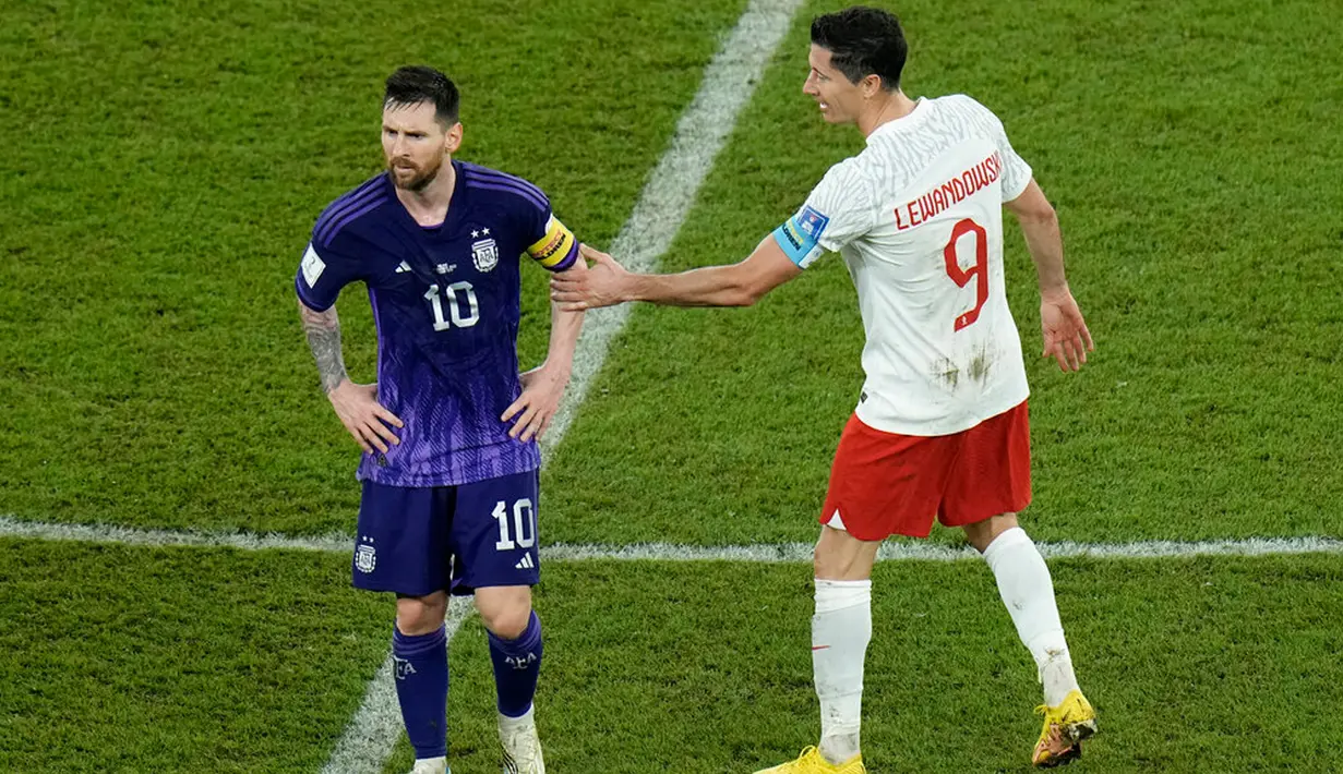 Pemain Polandia Robert Lewandowski (kanan) berinteraksi dengan pemain Argentina Lionel Messi pada akhir pertandingan sepak bola Grup C Piala Dunia 2022 di Stadion 974, Doha, Qatar, 30 November 2022. Argentina lolos ke babak 16 besar Piala Dunia 2022 dengan status juara Grup C usai mengalahkan Polandia 2-0. (AP Photo/Hassan Ammar)