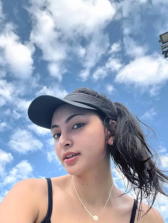 Valerie Tifanka berselfie saat bermain tenis. Diketahui Tifanka sering melakukan kegiatan olahraga seperti bulutangkis, gym, olahraga menembak, bahkan bermain speed boat di pantai. (Instagram/valtifanka)